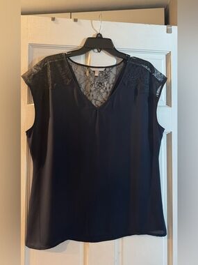 Banana Republic Crepe Top w/ lace sz L